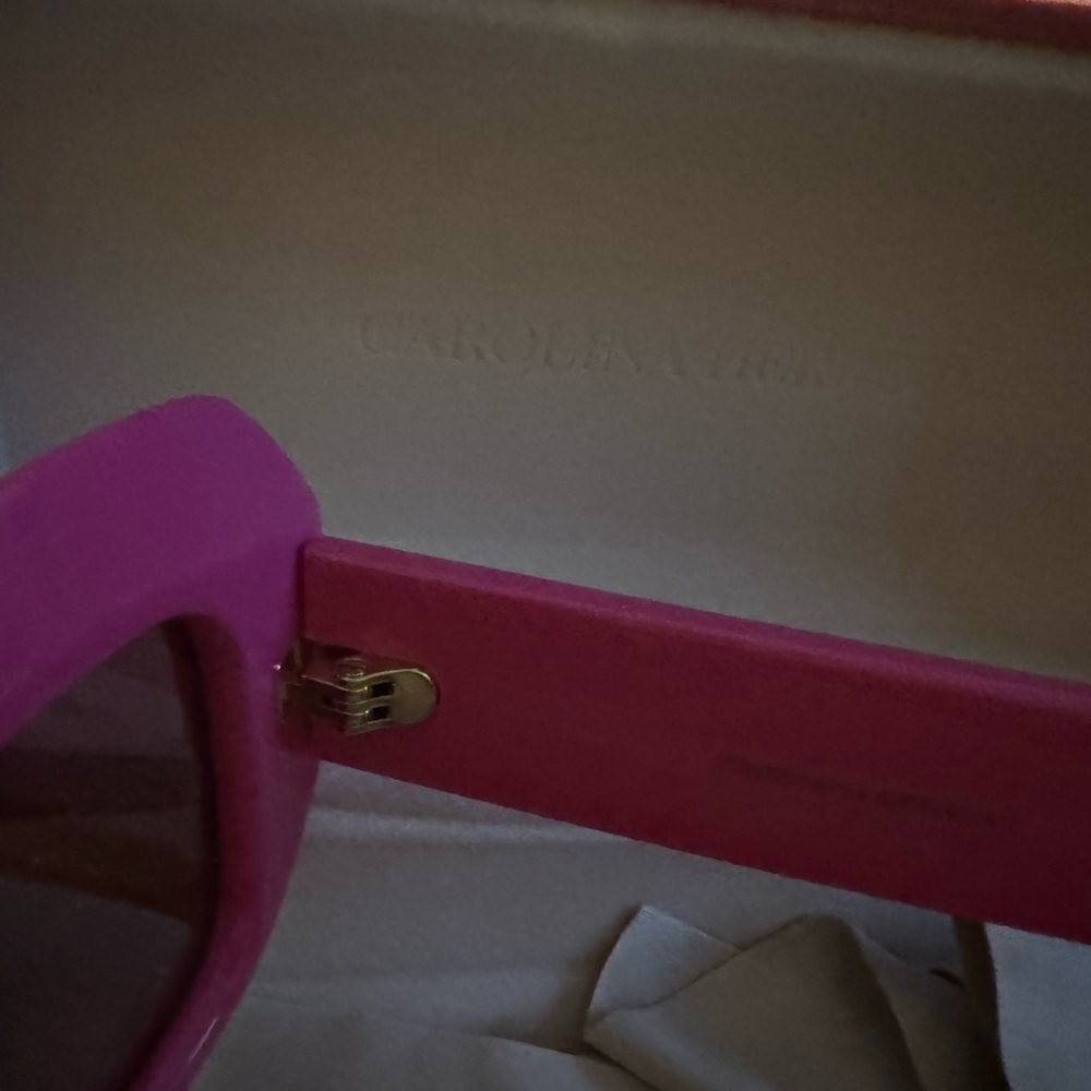 Carolina Herrera Sunglasses with Luxurious Red Velvet Case - Picture 3 of 4